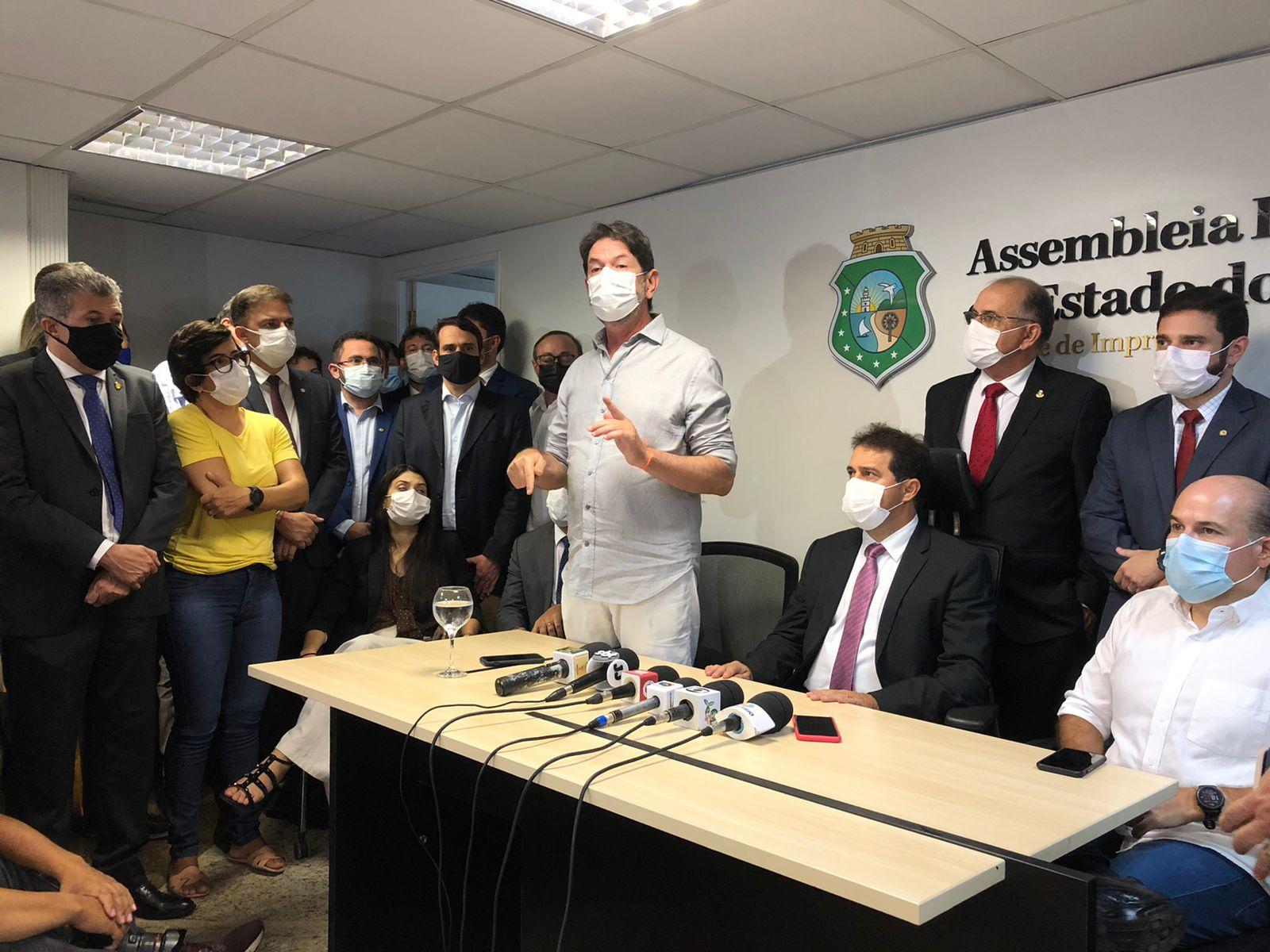 Cid Gomes em coletiva de imprensa para se defender sobre acusações