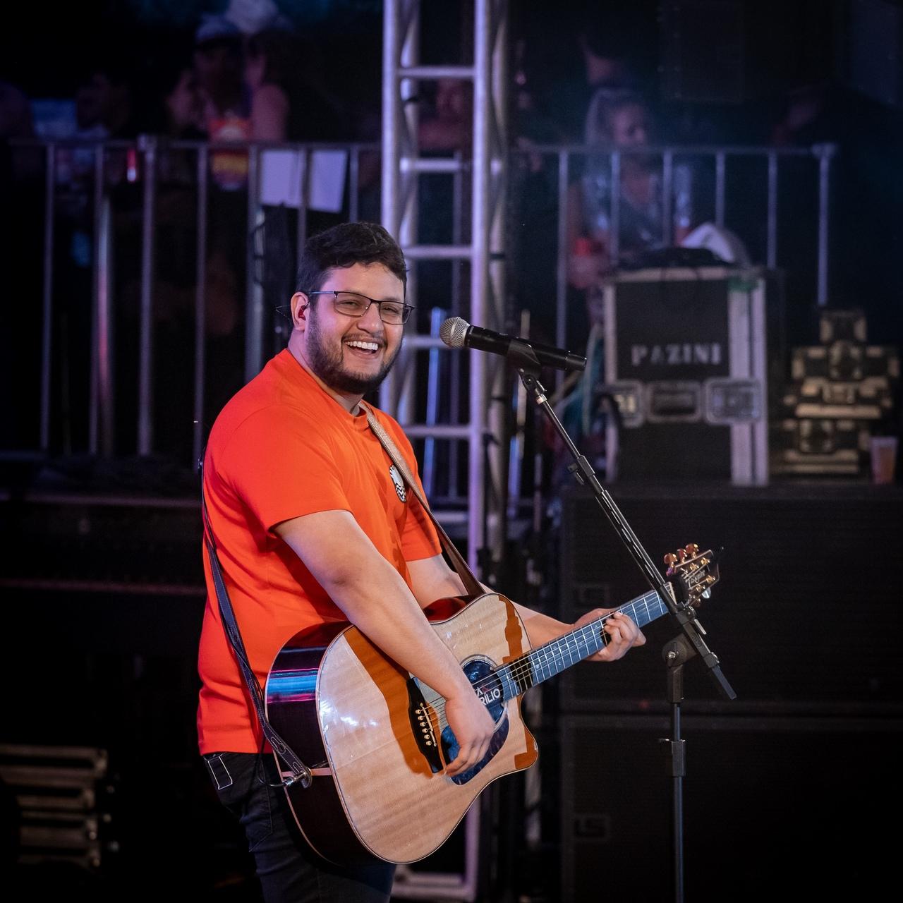 Ao lado de Luiza, Maurílio é conhecido por sucessos como 