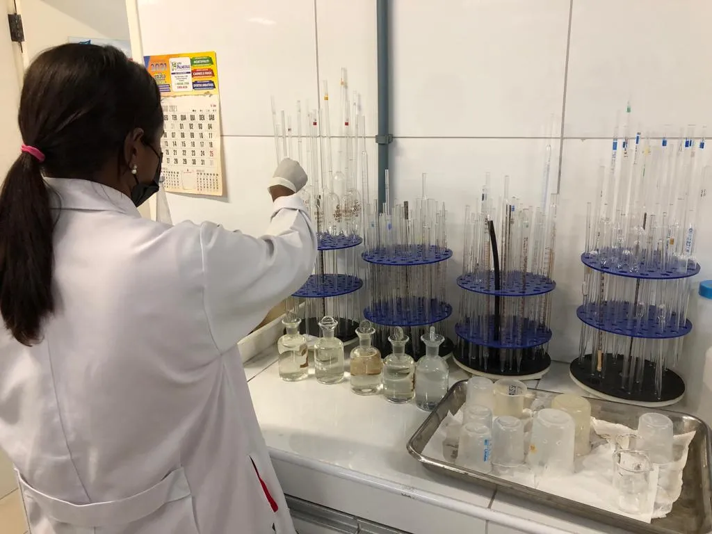 A cada semana técnicos da Semace colhem amostras de distintos pontos do mar para serem feitas análises microbiológicas.