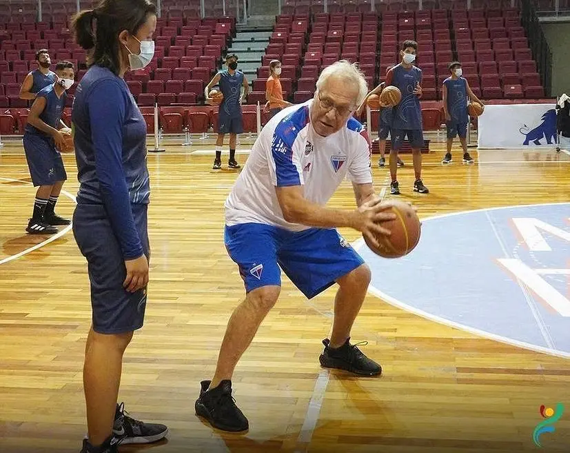 alberto bial passando dicas para jogadora de basquete