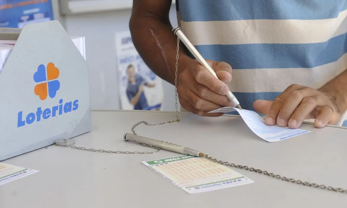 Apostador preenche bilhete