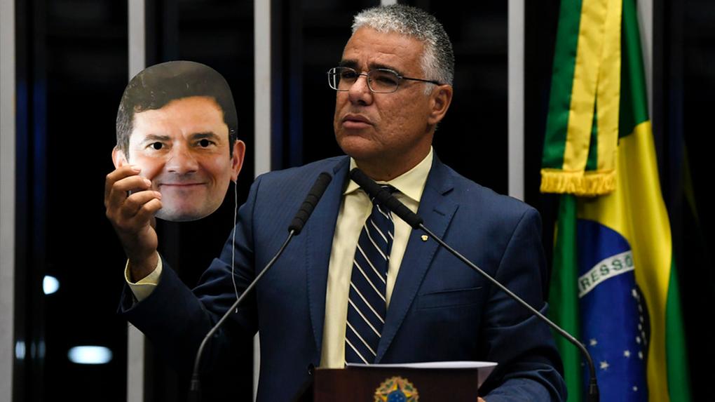 Eduardo Girão segura máscara de Sérgio Moro