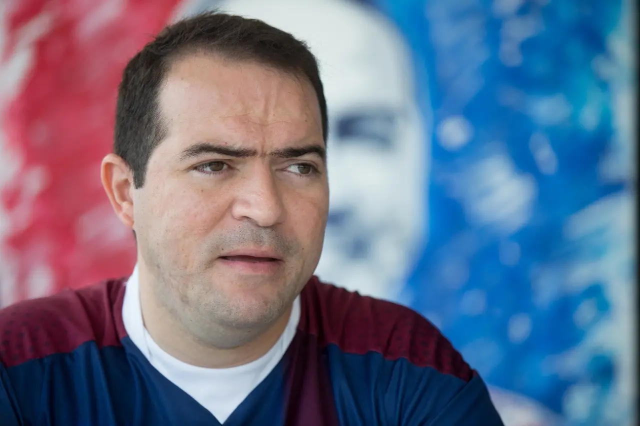 presidente do fortaleza, marcelo paz, com olhar contemplativo