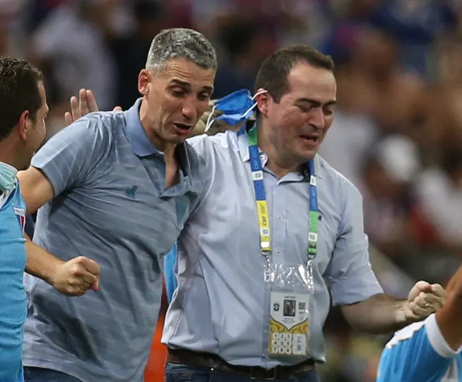 juan pablo vojvoda e marcelo paz abraços após a classificação histórica para a fase de grupos da libertadores