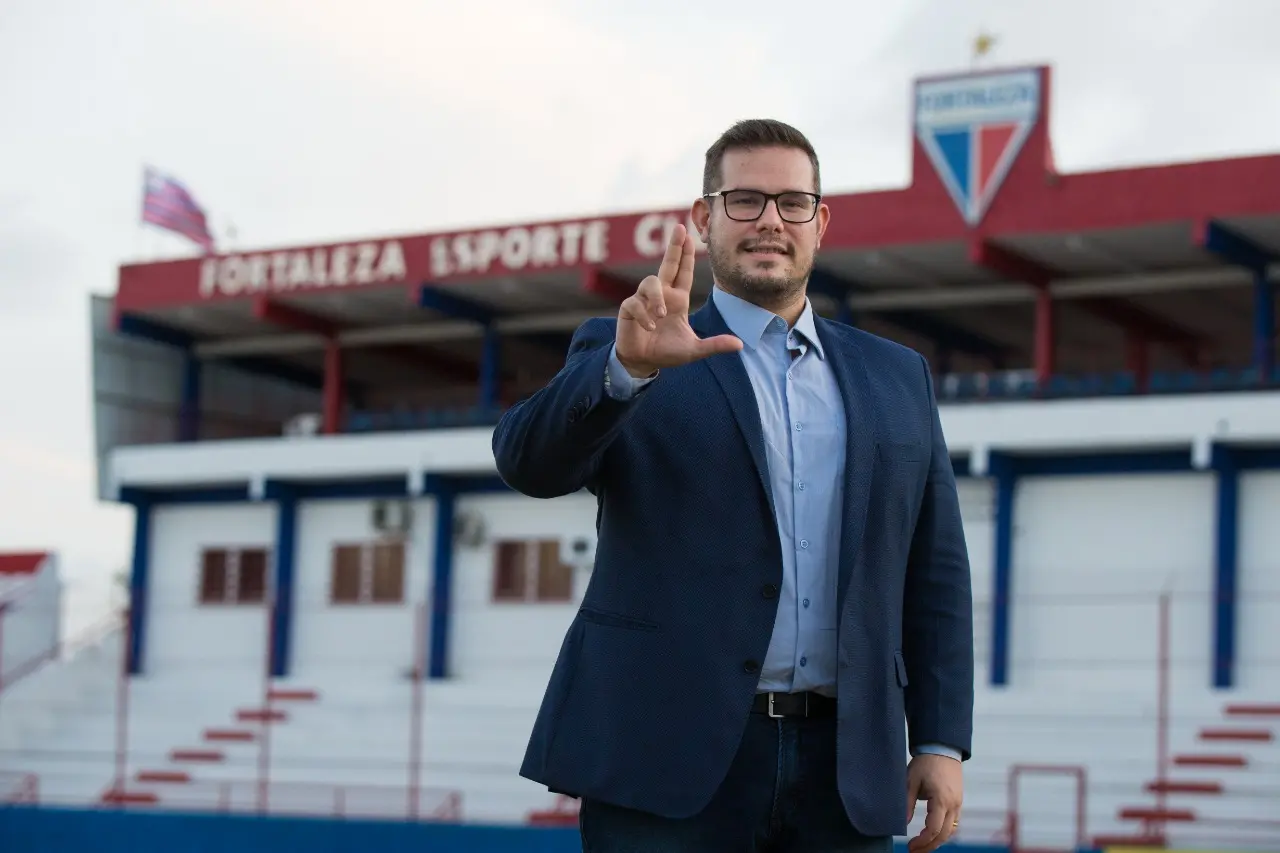 Alex Santiago faz um sinal de 'L' no CT do Fortaleza