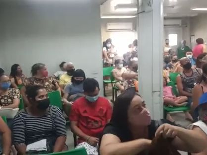 Vários pacientes sentados na sala de espera da UPA