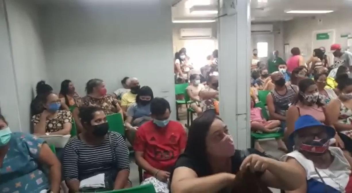 Vários pacientes sentados na sala de espera da UPA
