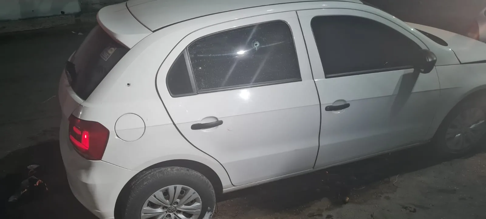 Trio estava dentro do carro roubado quando foram atingidos por diversos disparos de arma de fogo