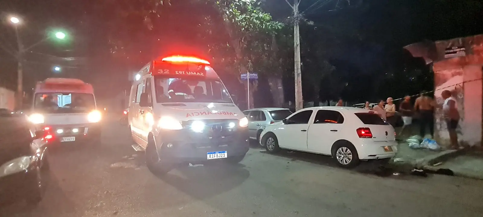 Rua com duas ambulâncias do Samu e o carro utilizado pelos assaltantes