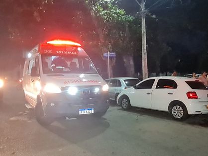 Rua com duas ambulâncias do Samu e o carro utilizado pelos assaltantes