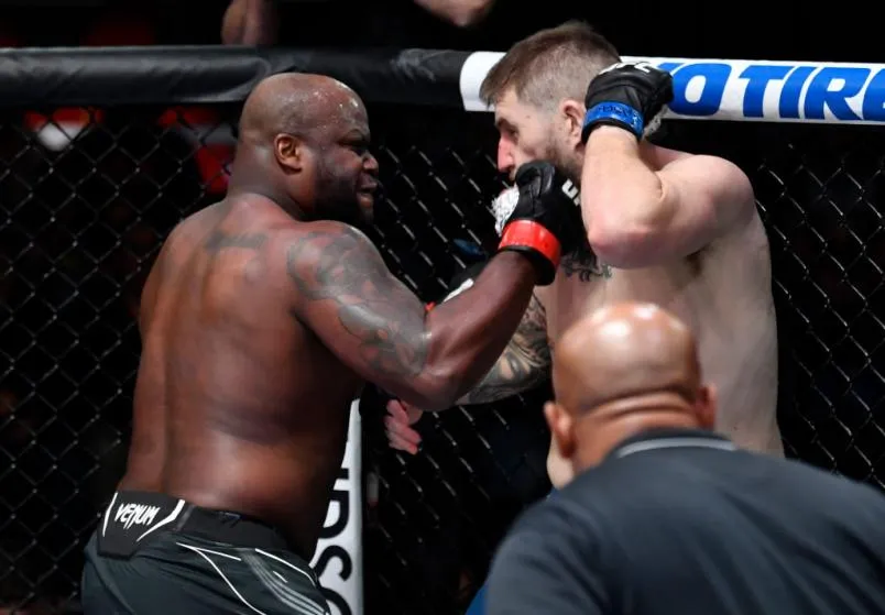 Derek Lewis nocauteia adversário no UFC