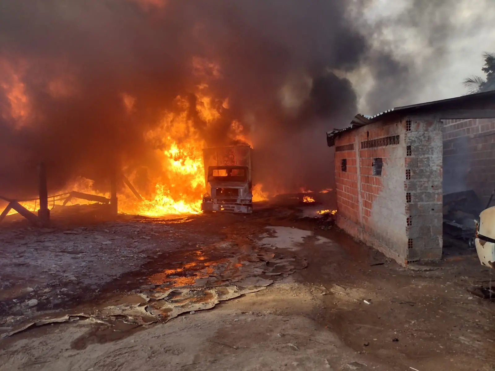 Caminhão pegando fogo