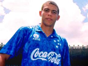 Ronaldo com a camisa do Cruzeiro