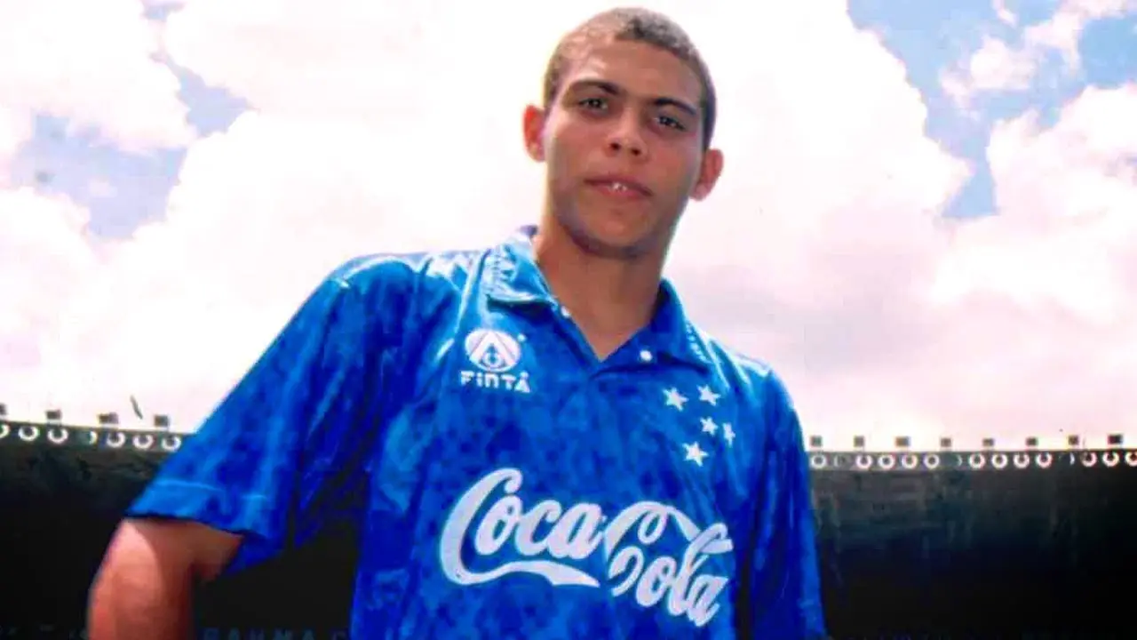 Ronaldo com a camisa do Cruzeiro