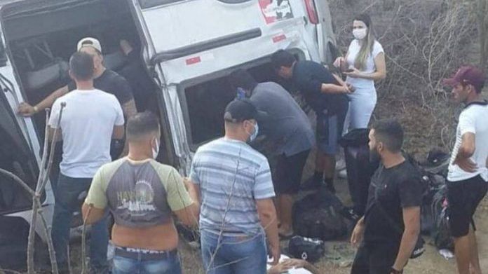 Veículo com equipe de Gusttavo Lima capota após show na Paraíba