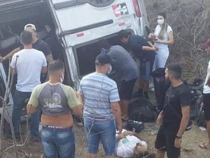 Veículo com equipe de Gusttavo Lima capota após show na Paraíba