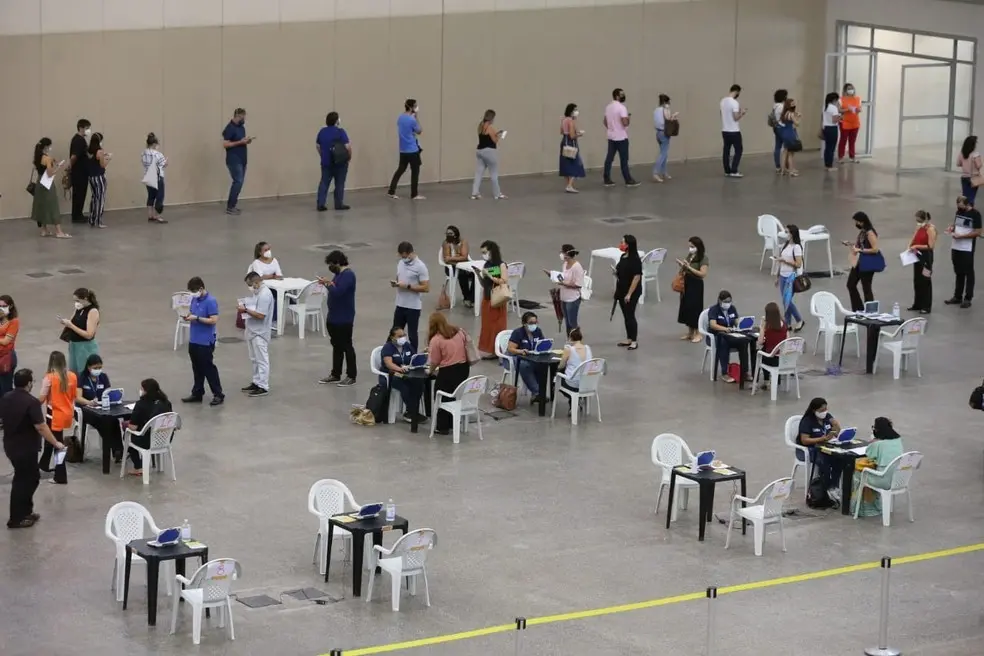Fila no Centro de Eventos para a vacina