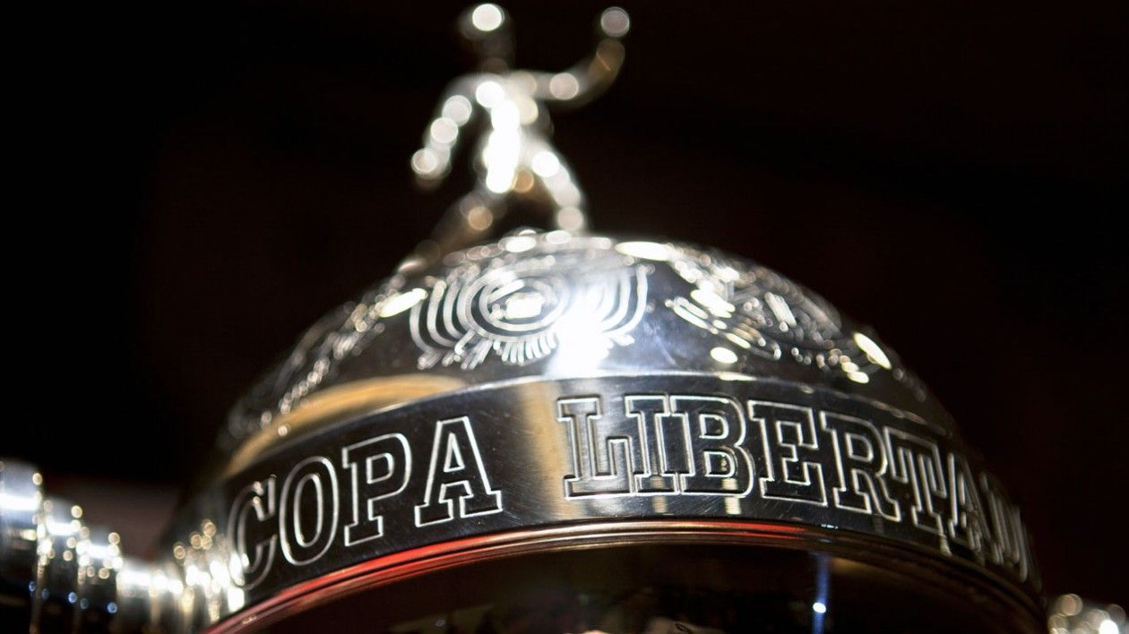 Imagem em plano detalhe da taça de campeão da Libertadores