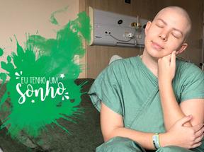 Repórter Marina Alves fecha os olhos para sonhar no quarto do hospital, vestindo uma bata verde