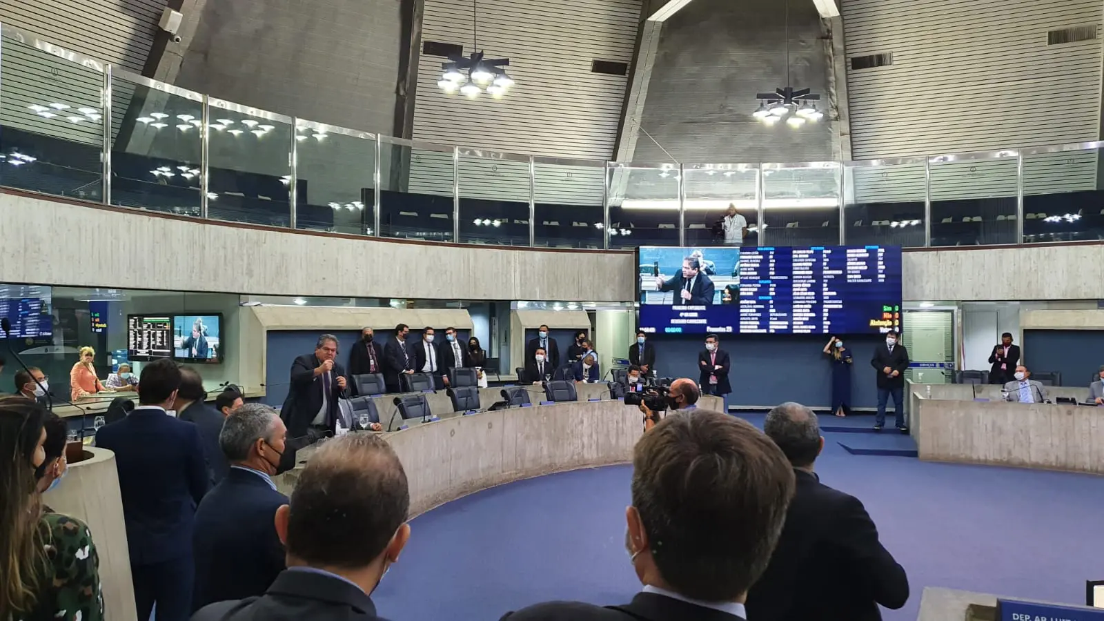 Deputados debatem pautas no plenário da AL