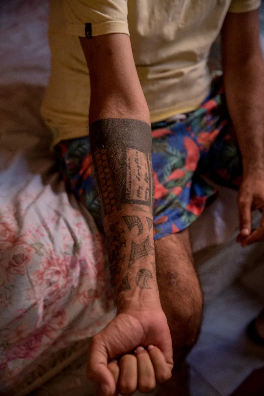 Alex carrega no braço uma tatuagem homenageando sua filha desde que a menina tinha um mês de idade