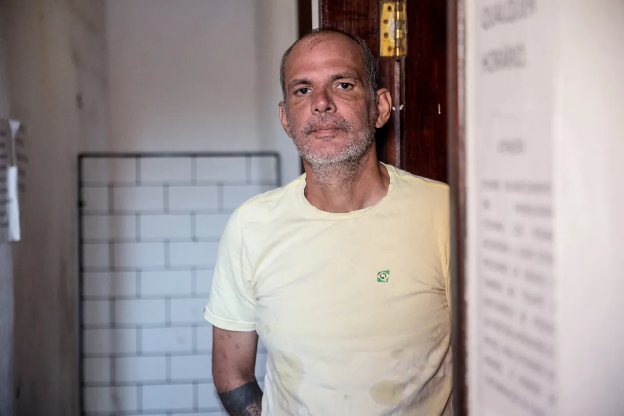 Alex mora em um kitnet cujo aluguel é R$ 300, que ele espera pagar com o Auxílio Brasil