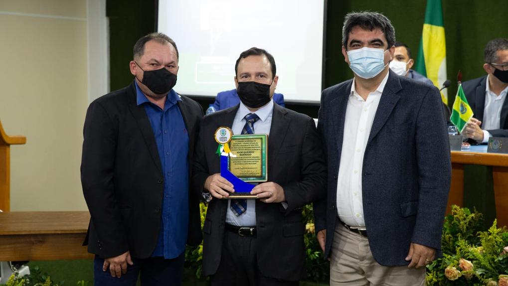 Igor Queiroz com o título de cidadão honorário cascavelense, acompanhado do vereador Gladson Bezerra (à esquerda) e do prefeito de Cascavel, Tiago Ribeiro (à direita)