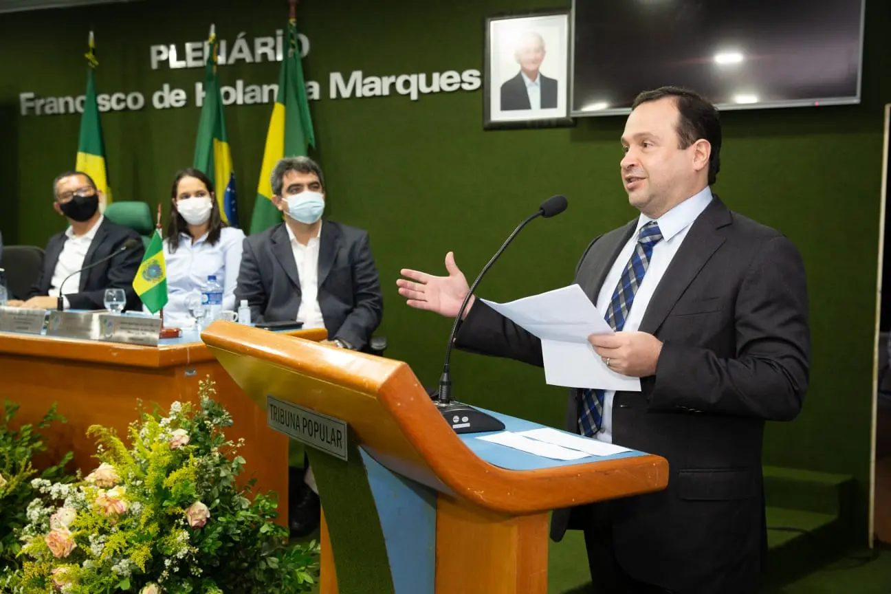 Igor Queiroz discursando após receber o título de cidadão honorário cascavelense, em sessão solene realizada na noite desta segunda-feira (20), na Câmara Municipal de Cascavel