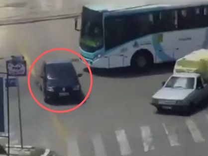 Carro em fuga ultrapassa semáforo no vermelho e quase colide com ônibus em Fprtaleza