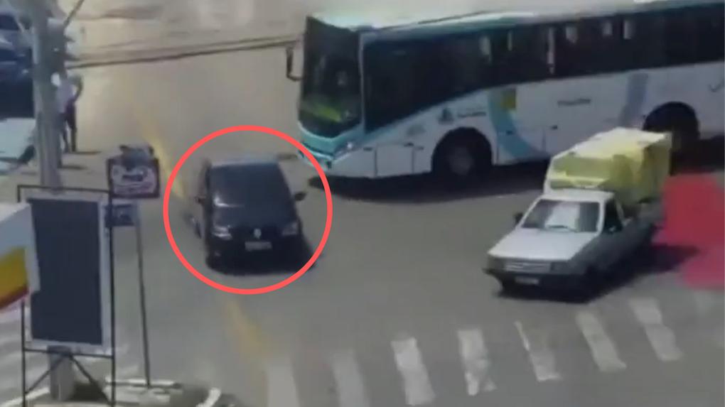 Carro em fuga ultrapassa semáforo no vermelho e quase colide com ônibus em Fprtaleza