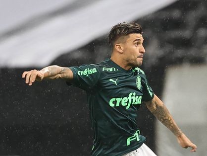 Victor Luís em ação pelo Palmeiras