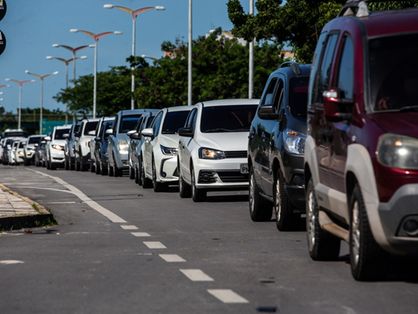 Carros enfileirados em via de Fortaleza durante trânsito