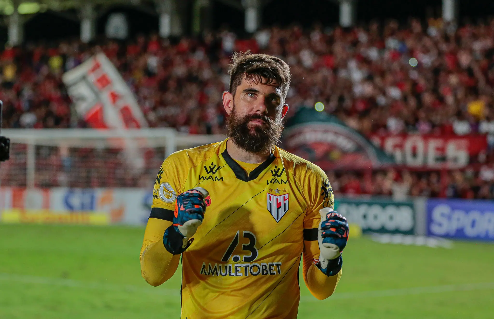Fernando Miguel comemorando após vitória do Atlético