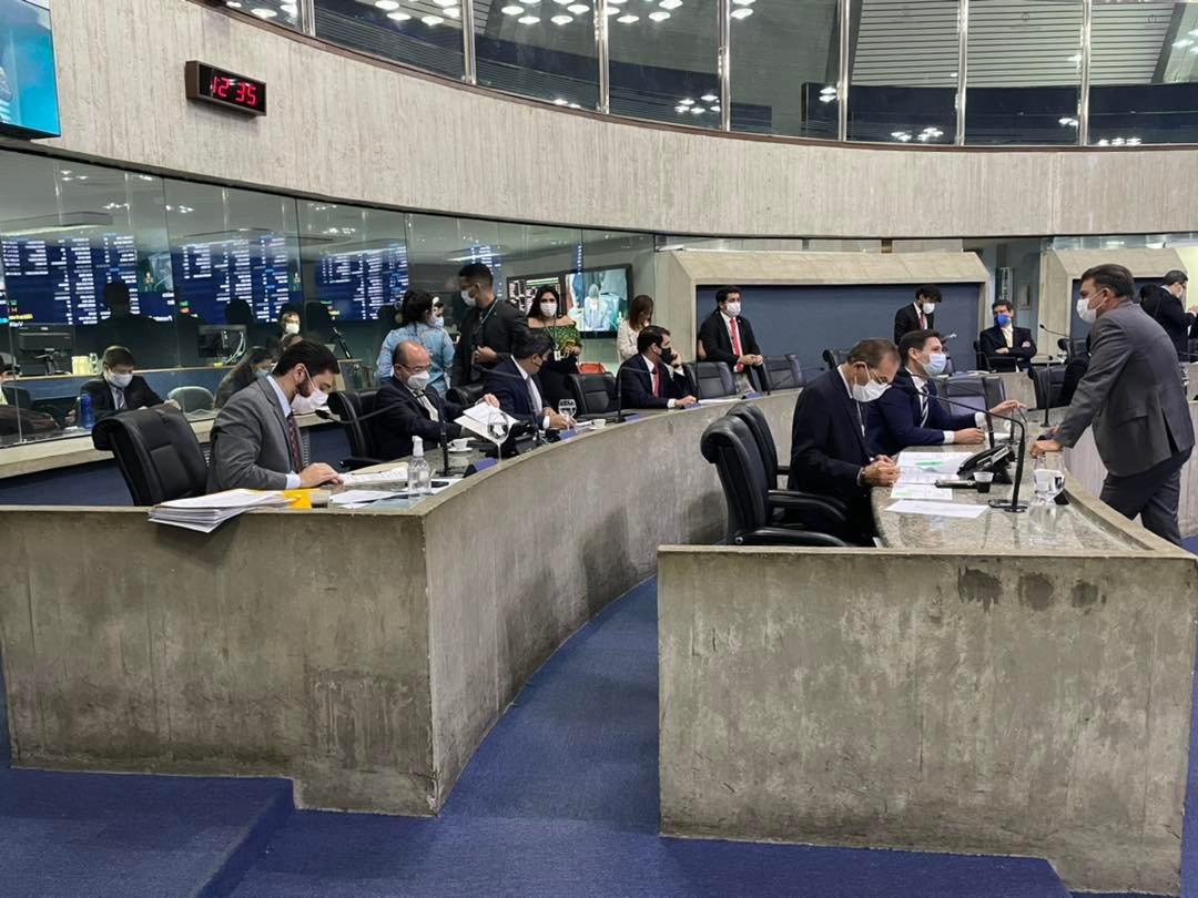 Deputados em plenário na AL