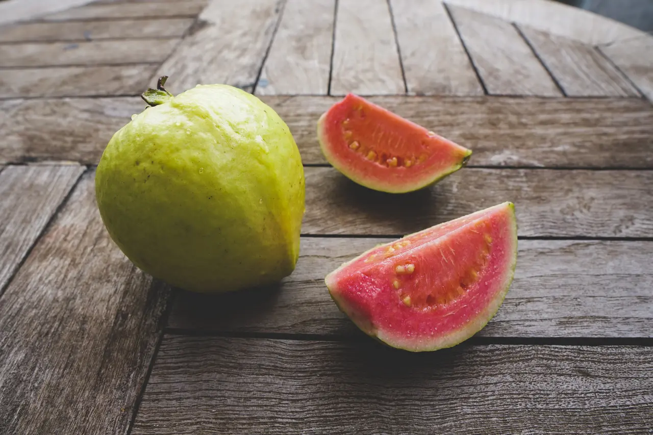 Goiaba fresca cortada sobre uma superfície de madeira