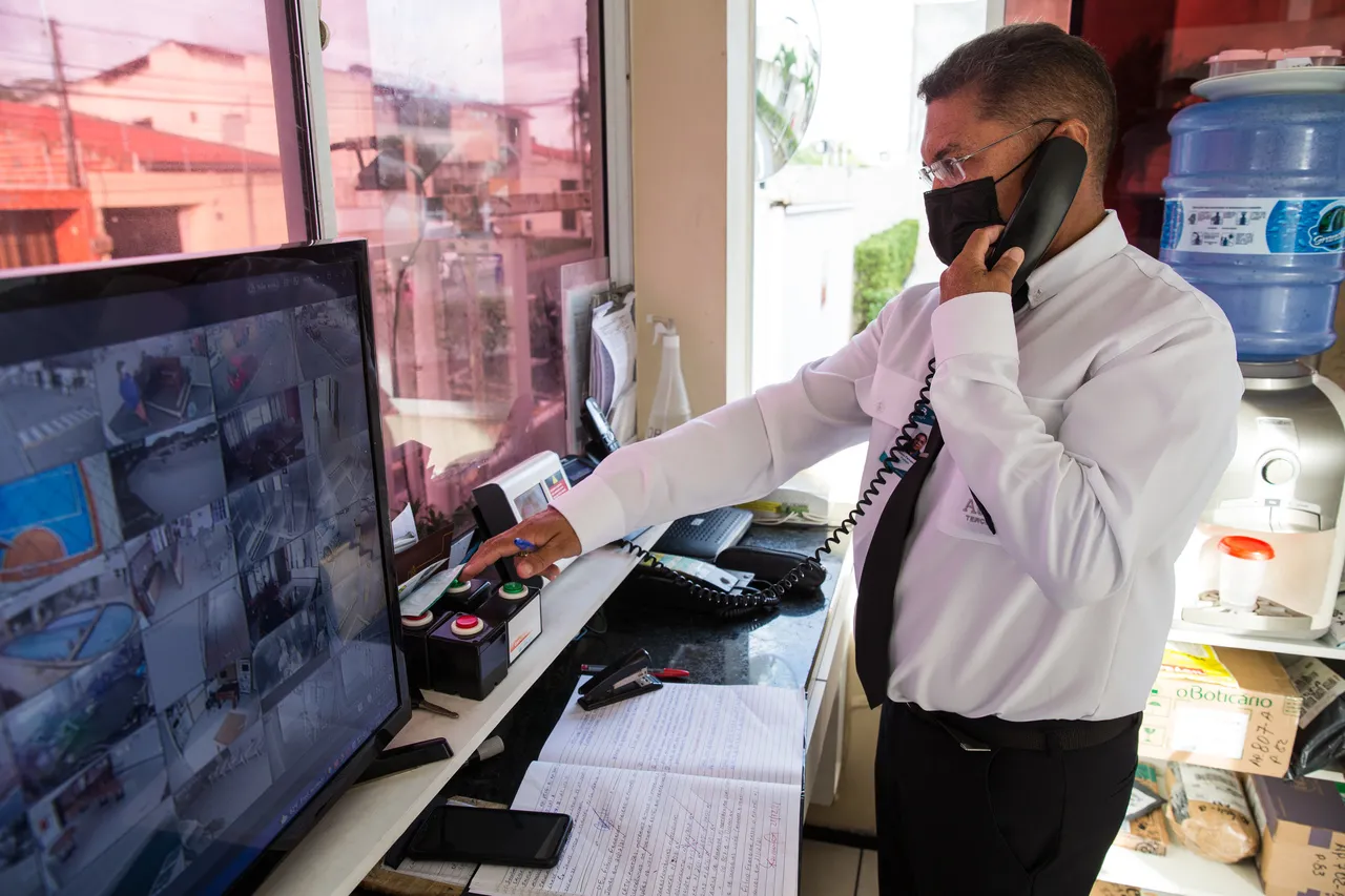 Porteiros estão no rol de serviços prestados pelas terceirizadas em Fortaleza