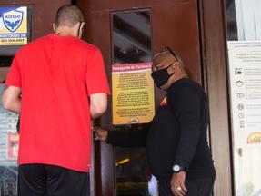Segurança cobra passaporte de vacinação a homem na porta de um restaurante de Fortaleza