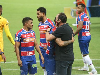 Rogério Ceni abraça jogadores do Fortaleza