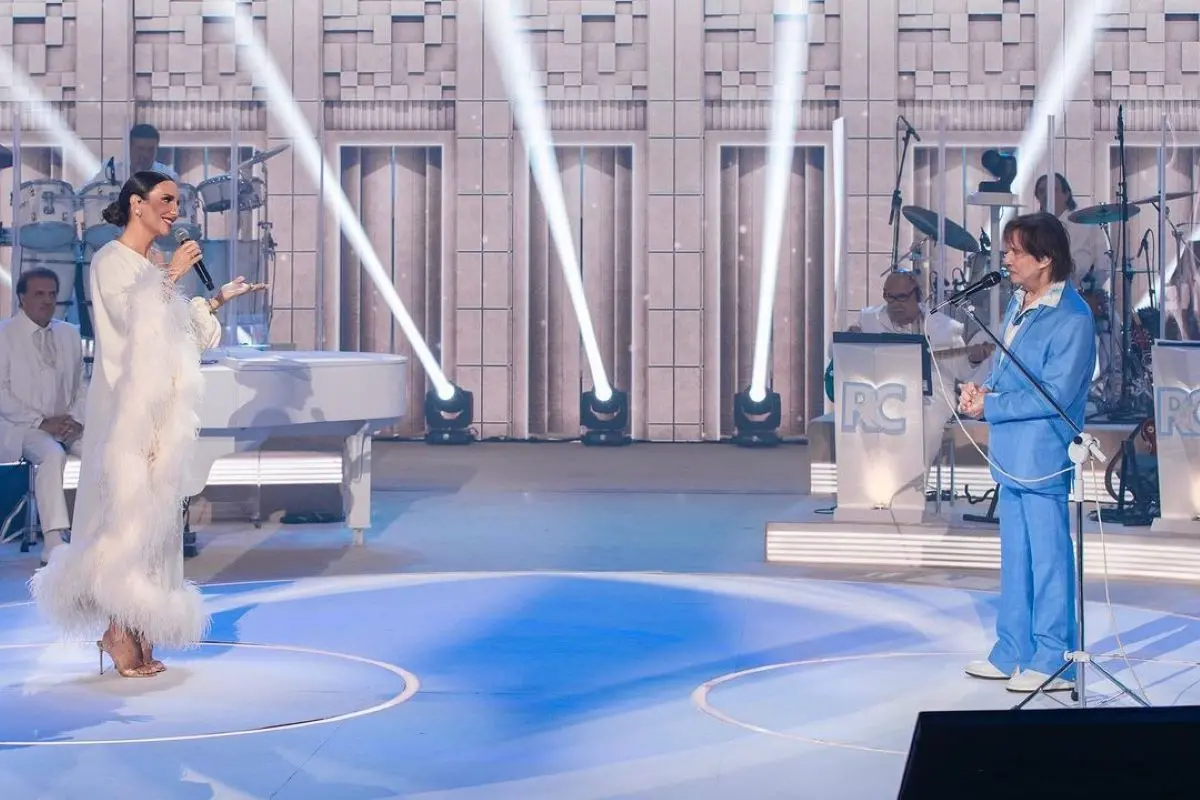 Ivete Sangalo cantando com Roberto Carlos