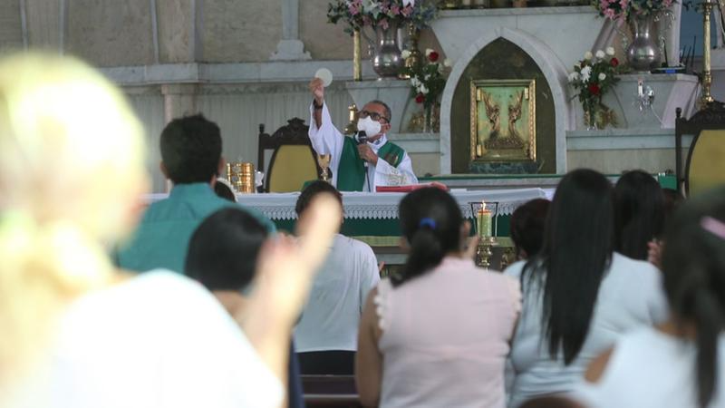 Foto de católicos assistindo a uma missa em uma Igreja Católica em Fortaleza, no Ceará