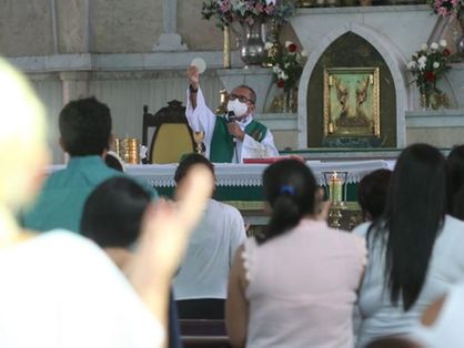 Foto de católicos assistindo a uma missa em uma Igreja Católica em Fortaleza, no Ceará