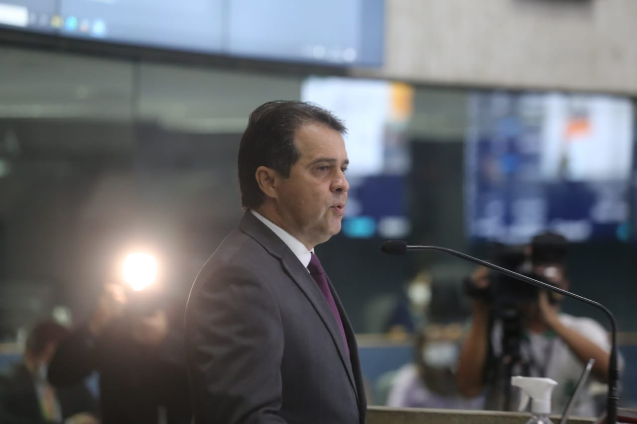Evandro Leitão na tribuna da AL