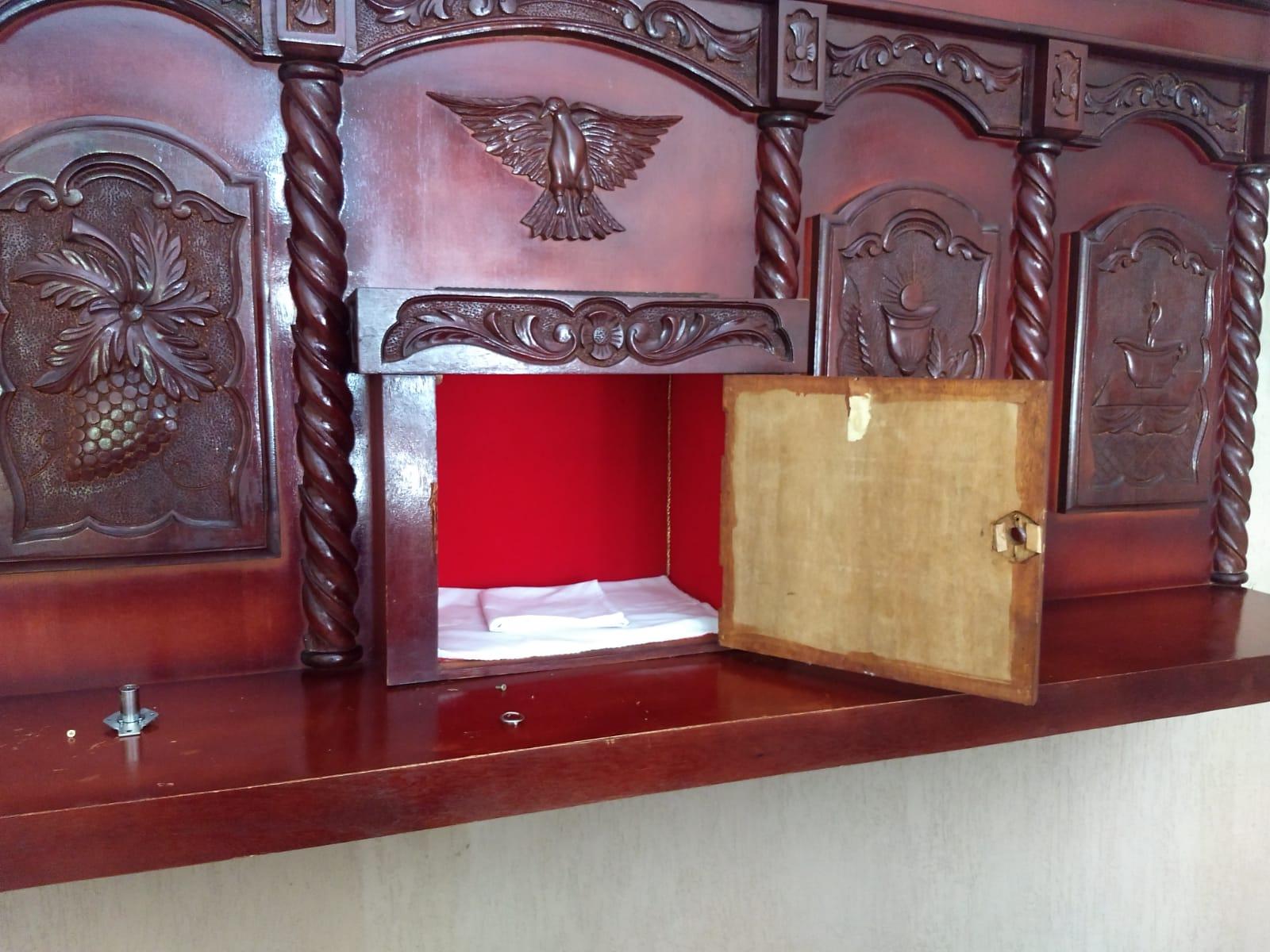 imagem do sacrário em madeira aberto