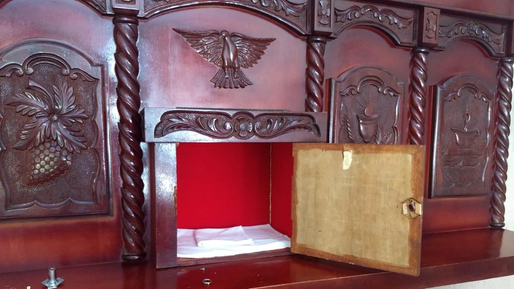 imagem do sacrário em madeira aberto