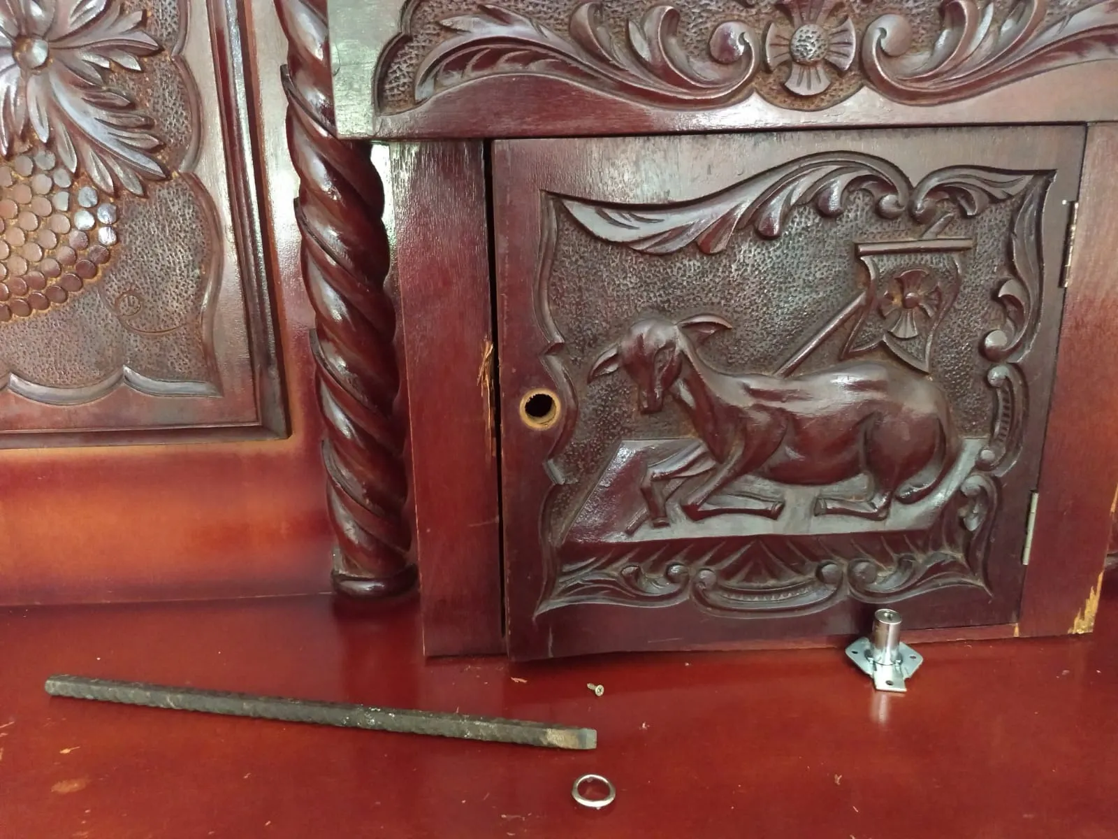 Sacrário é um pequeno cofre colocado sobre o altar para guardar a hóstia consagrada