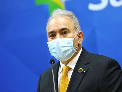 Marcelo Queiroga de máscara fala em microfone