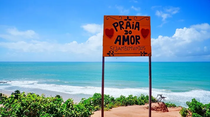 A Praia do Amor tem mar mais agitado e é o reduto de surfistas