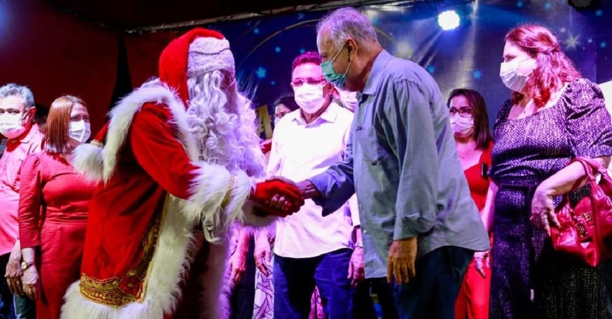 Prefeito de Maracanaú, Roberto Pessoa (PSDB), ao lado da filha, a deputada estadual Fernanda Pessoa (PSDB), abrindo os festejos natalinos na cidade