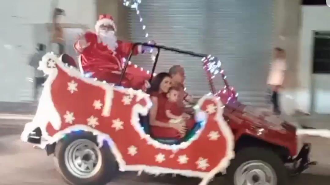 Prefeito de Milhã com a esposa, também secretária da Saúde, e o filho, guiando o Papai Noel em desfile nas ruas