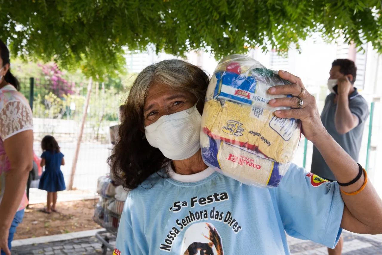 Dona Sandra diz que, com a cesta, vai poder fazer uma ceia de Natal